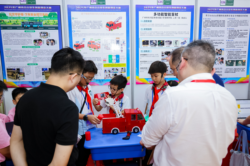 小学组展评现场.jpg