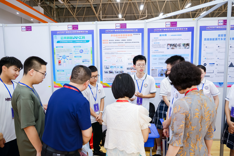高中组展评现场.jpg