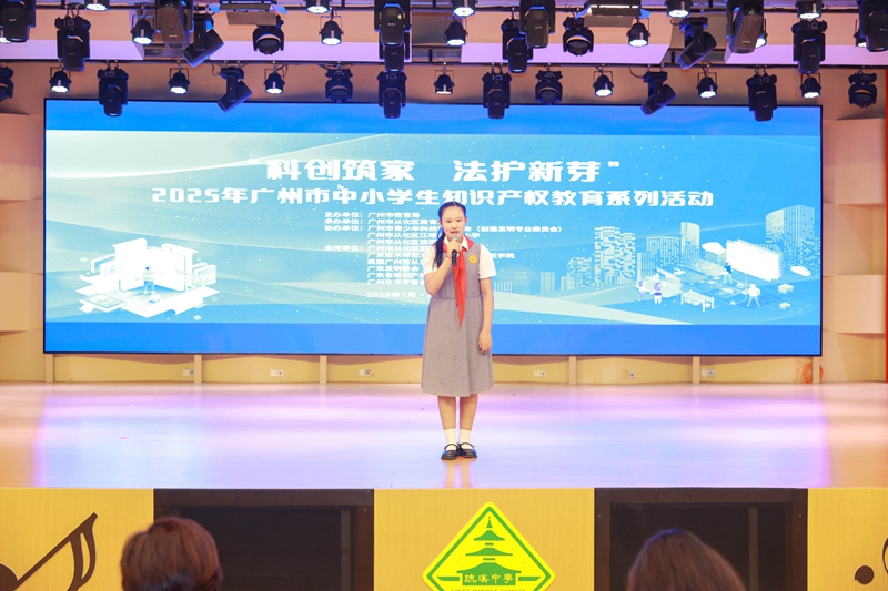 小选手在展示自身的知识产权宣讲项目_副本.jpg
