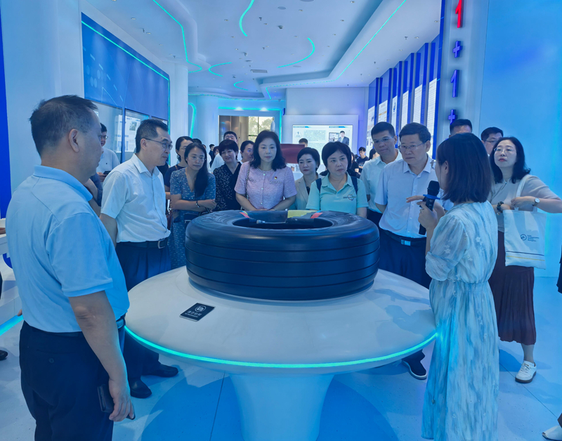 学员参观黄埔材料研究院.jpg